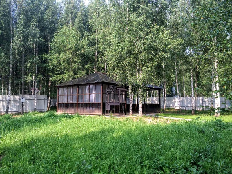 Банкетная беседка, рядом мангал.