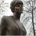 Памятник Белле Ахмадулиной