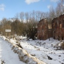 Справа руины главного дома усадьбы Брынь.