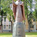 Памятник священномученику Кукше перед входом в Троицкий собор.