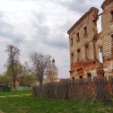 Руины господского дома и Борисоглебская церковь.