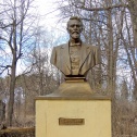 Памятник А.П. Чехову в усадьбе Богимово.
