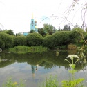 Живописный пруд в парке храма.