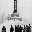 Советские солдаты в годы Великой Отечественной войны у монумента в Тарутино.