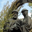 Памятник Петру и Февронии Муромским в сквере Никитского храма.