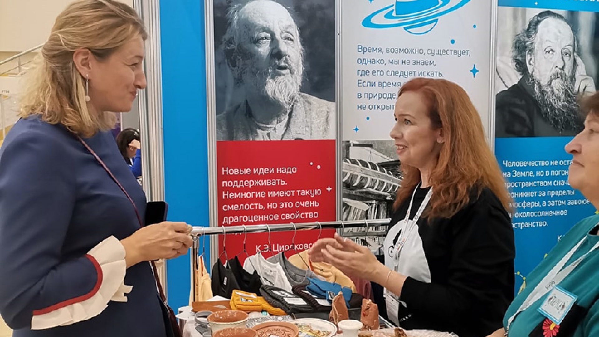 Татьяна Каледина представляет стенд Калужской области