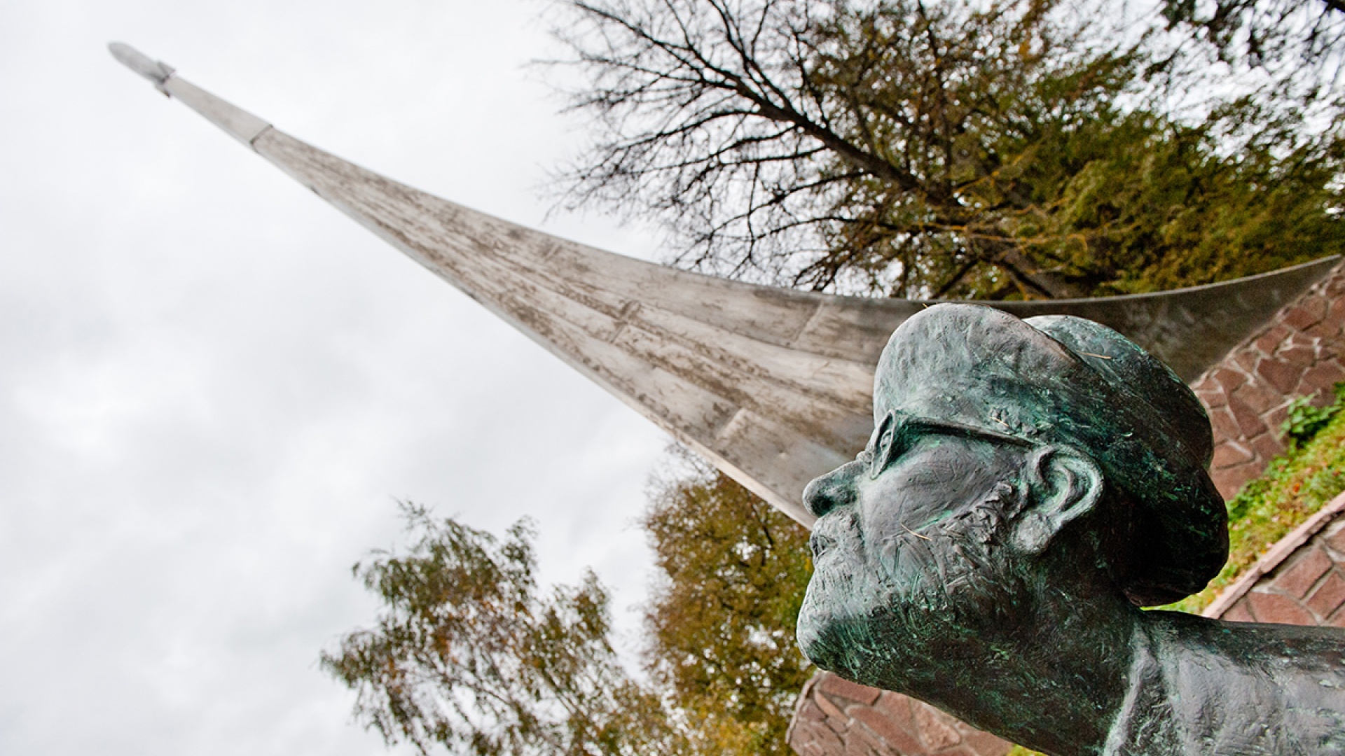 Памятник Циолковскому в Боровске