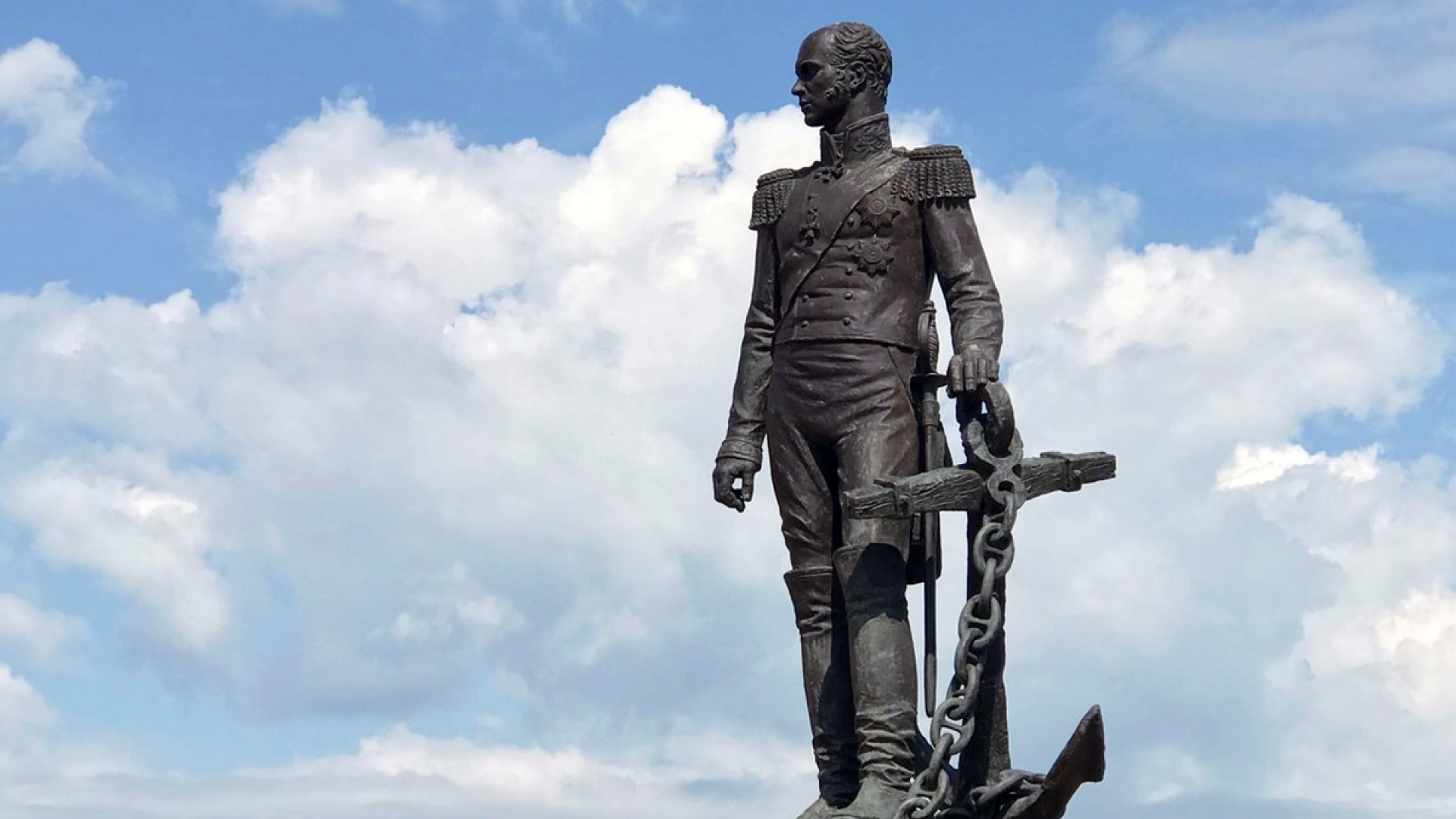 Памятник адмиралу Сенявину