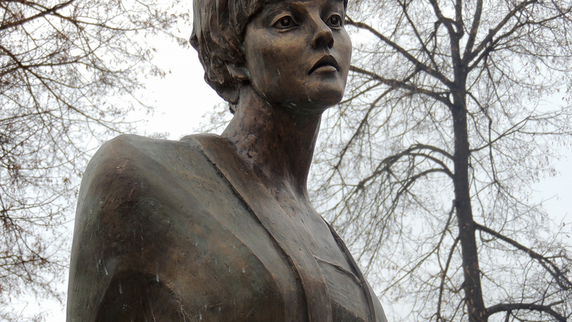 Памятник Белле Ахмадулиной