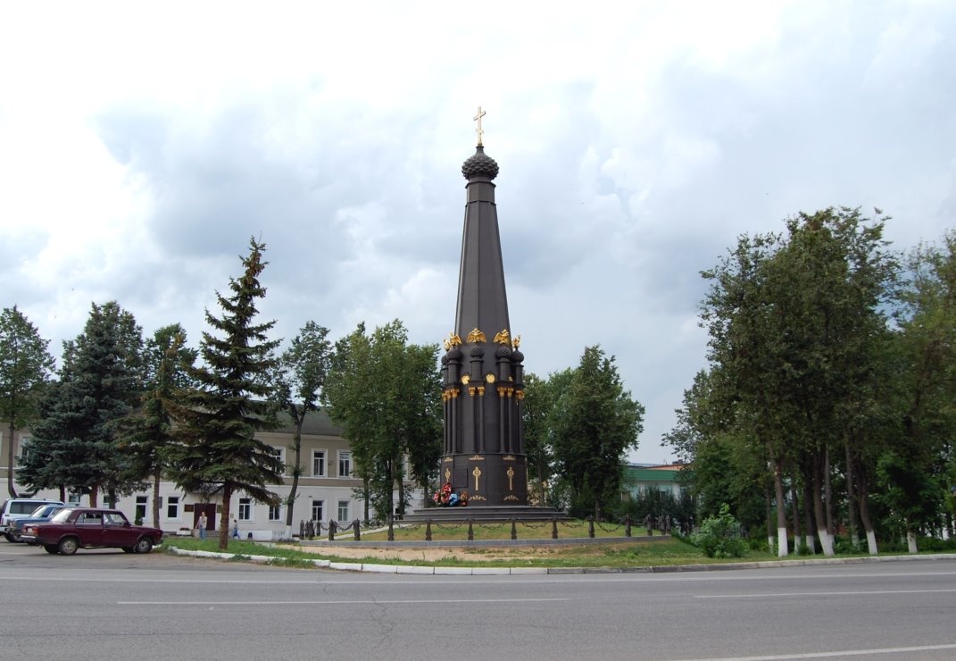 Монумент Славы и памятник полковому священнику