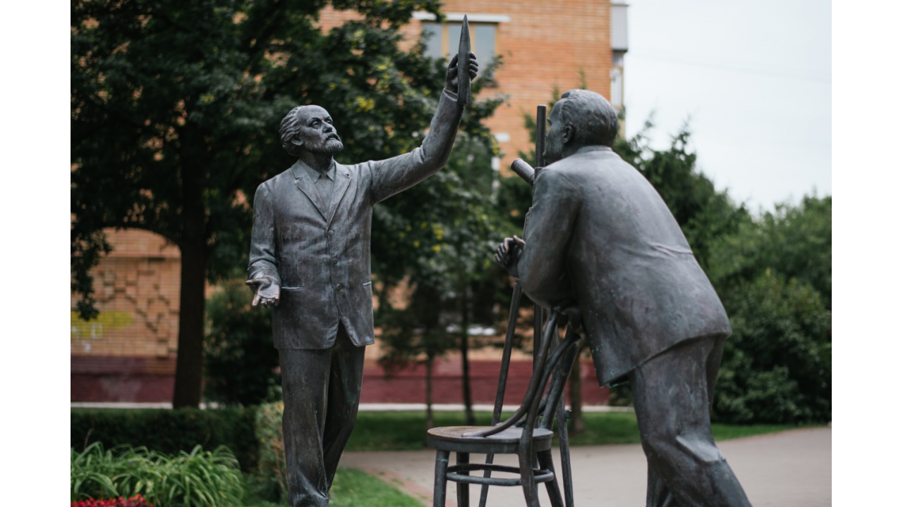 Памятник «Встреча Королёва и Циолковского»